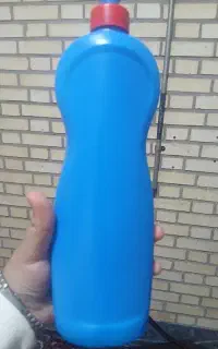 مواد اولیه درجه یک با بطری های شوینده