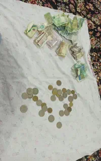 مقداری سکه و اسکناس قدیمی