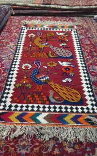 تعدادی قالی و گلیم و جل و زین قدیمی