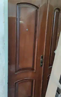 درب چوبی  تمیز با چهارچوب