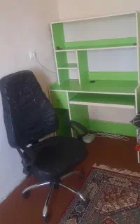 میز کتابخانه دار به همراه صندلی چرخدار (سالم)