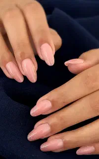 خدمات کاشت لمینت ژلیش ناخن با تخفیف فقط این ماه