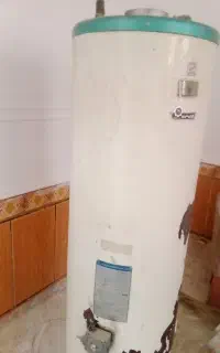 آبگرمکن گازی و درب منزل
