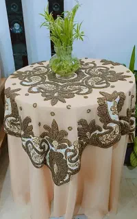 میز خاطره به همراه رومیزی و۳تیکه رومیزی