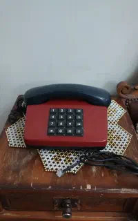 گوشی تلفن رومیزی قدیمی.