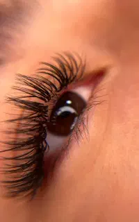 پذیرش مدل اکستنشن مژه برای تکمیل نمونه کار