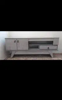 تعدادی لوازم منزل مبل میز تلویزیون عروسک و