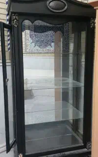 سه ویترین آینه دار به فروش میرسد.