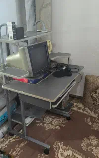 کامپیوتر و میز