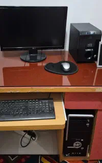 کامپیوتر و میز کامپیوتر