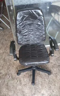 صندلی چرخدار و کمک دار