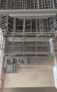 یک دستگاه ماشین ظرف شویی