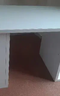 میز تحریر و کتابخانه
