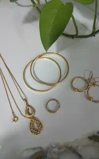 طلا بسیار نو با قیمت ۱۰۰بالای تابلو
