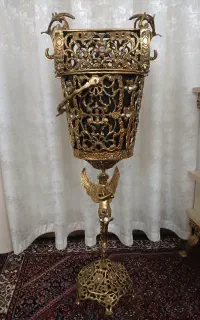 جا میوه ای ایستاده و سطل آشغال
