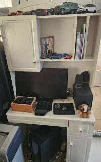 میز تحریر و کامپیوتر