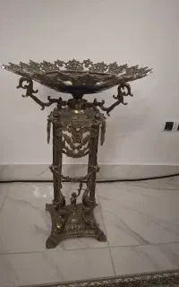 میوه خوری کنار سالنی برنز