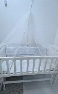 تخت کنار مادر