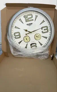 ساعت دیواری نقره ای سفید