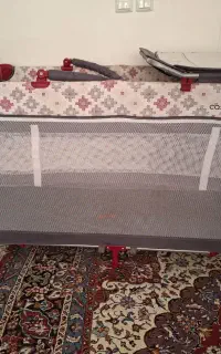 تخت کنار مادر