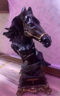 مجسمه اسب و گلدان