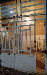 درب مغازه و حیاط