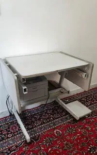 میز تحریر و کامپیوتر با صندلی چرخ دار