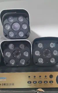 دستگاه ۸کانال با هارد و چهار عدد دوربین مداربسته
