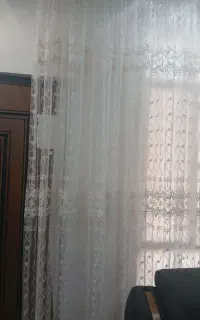 پرده تور همراه با پشت پنجره ای