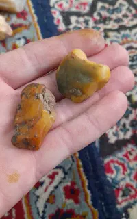 یک عدد سنگ تخم مورغی دوعدد سنگ کهربا