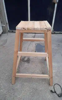 چهار پایه چوبی