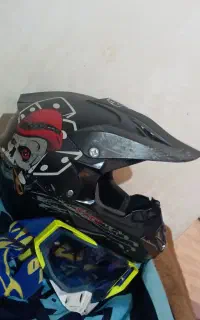 کلاه کاسکت و عینک کراس