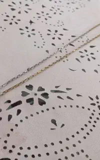 تعدادی گردنبند و دستبند