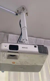 ویدیو پروژکتور به همراه پرده برقی ریموت دار نو