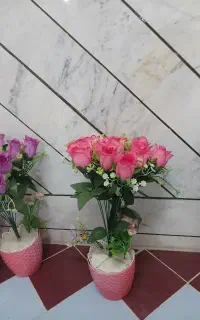 گل مصنوعی و گلدان