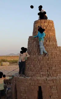 آجر . خشت چیدن توی کوره.  دنبال کارگرم