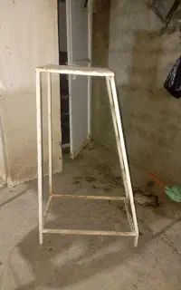 چهار پایه آهنی بلند و محکم خیلی محکم