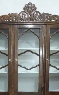 میز چوبی و ویترین