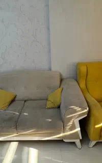 مبل هفت نفره وسه عددگل میز چوبی سفید ومیزوسط