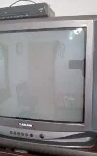 یک دستگاه تلویزیون ۲۱ اینچ