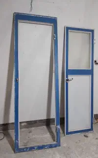پنجره آهنی و درب آلومینیومی