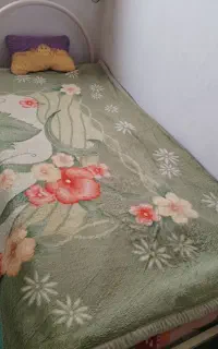 تخت  یک نفره همراه با تشک  میز   پتو  پشتی