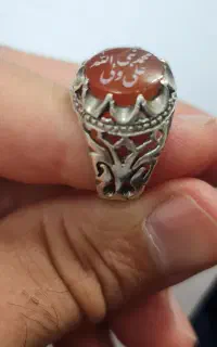 انگشتر با رکاب نقره و عقیق یمن حکاکی شده.