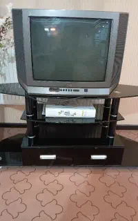 تلویزیون و میز