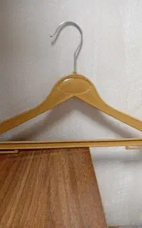 چوب لباسی داخل کمد