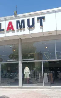 فروشنده فروشگاه پوشاک