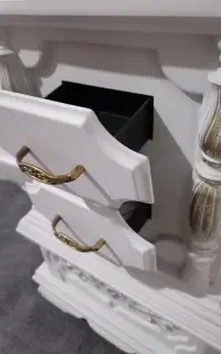 ساعت و میز تلفنی