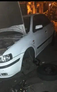 برقکارمکانیک خودروسیار همراه با وسایل یدکی در محل