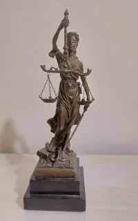 مجسمه برنز عدالت