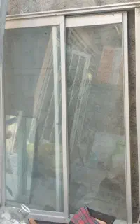 پنجره آلمینیومی همراه با شیشه